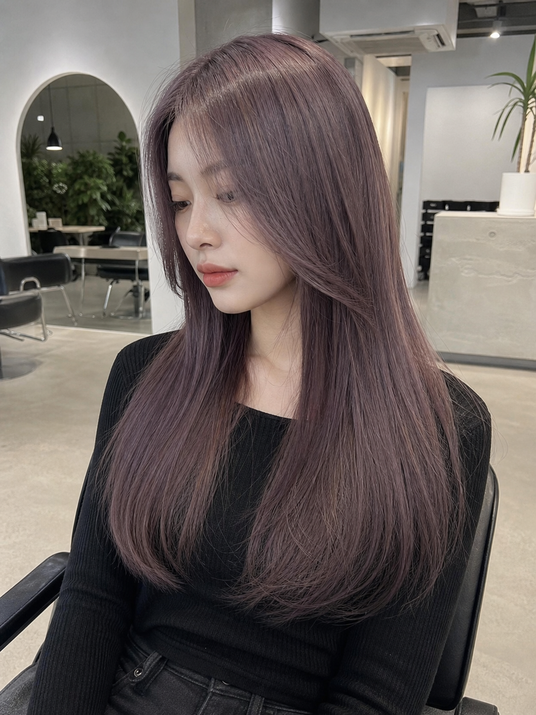 탈색 후 애쉬핑크 컬러의 윤기 있는 헤어 스타일