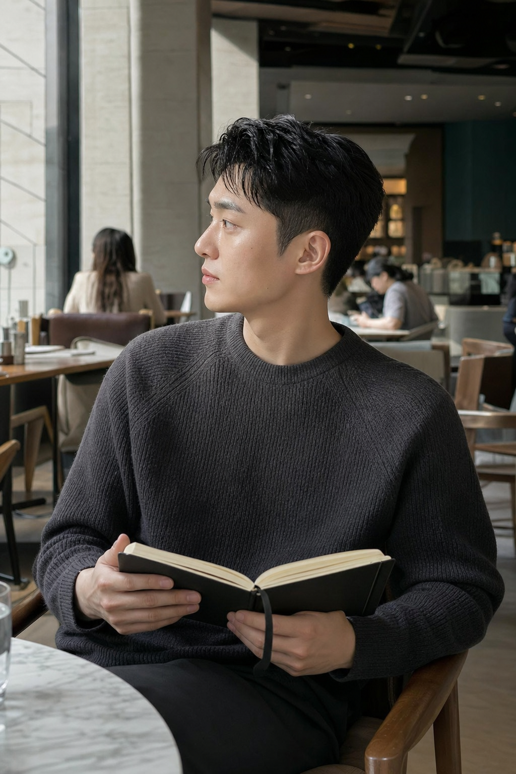 미술관 카페에서 옆모습으로 담은 숏컷