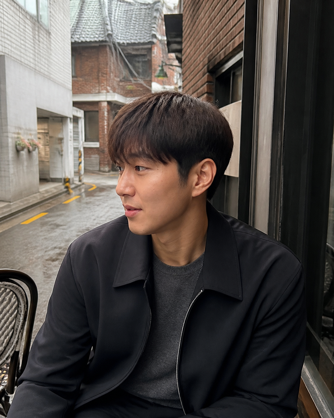 골목길에서 포착한 깔끔한 짧은 헤어와 자연스러운 볼륨