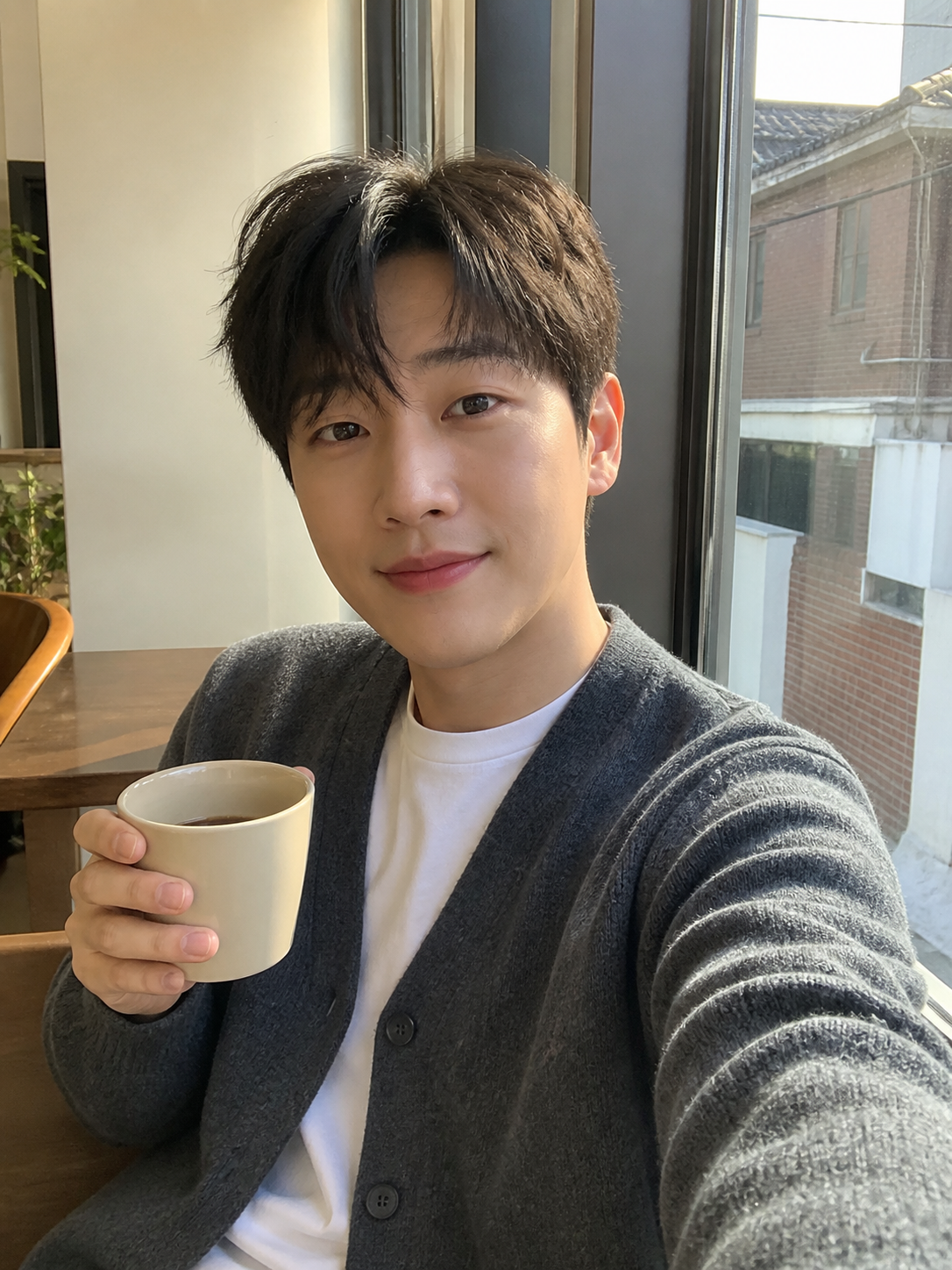 카페 창가에서 찍은 자연스러운 셀피 톤