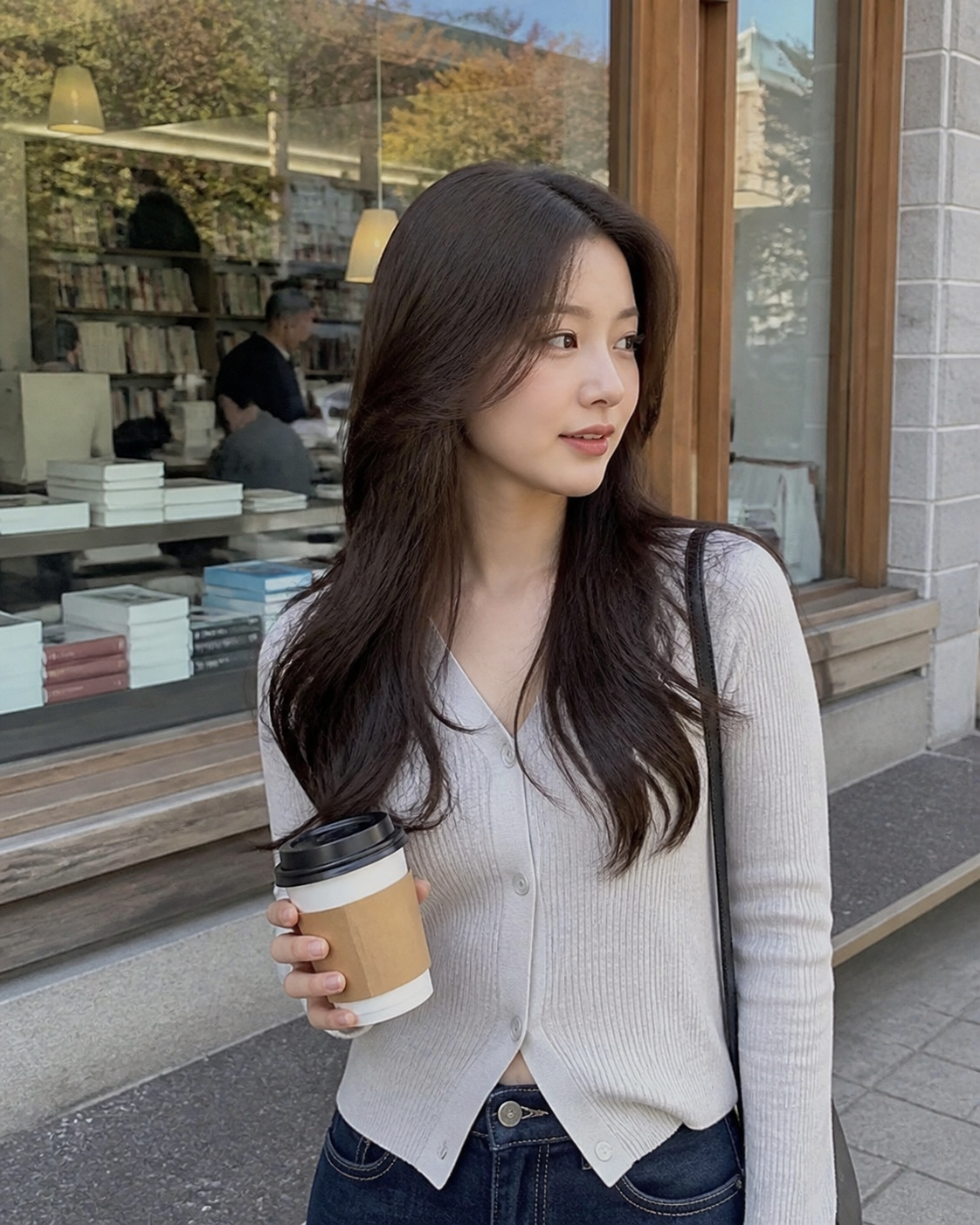 서점 앞 반신샷의 단정한 긴 머리