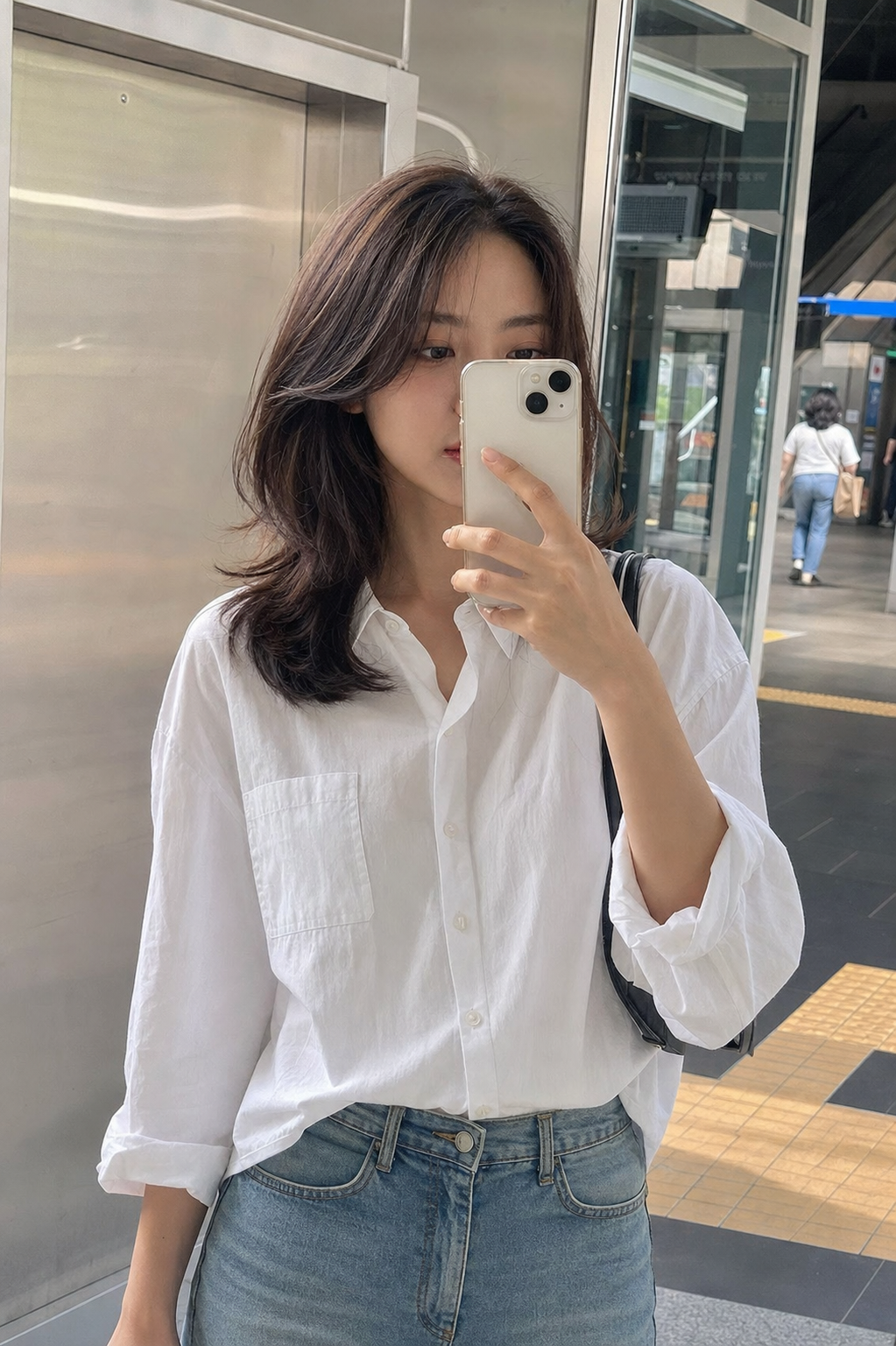 지하철역 거울 셀카의 가벼운 중단발 레이어드